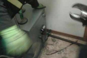 Panico in banca a Vicenza, bimba di 2 anni resta chiusa in cassaforte /Video Panico in banca a Vicenza, bimba di 2 anni resta chiusa in cassaforte /Video